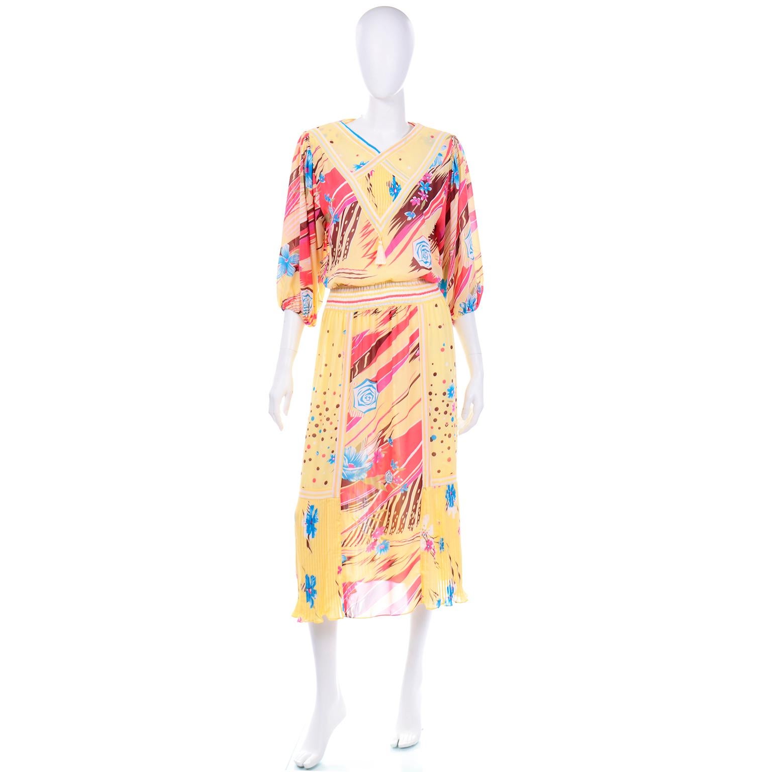 Wir haben die Kleider von Diane Freis schon immer geliebt und finden es besonders toll:: dass sie für verschiedene Größen entworfen wurden! Dies ist ein fabelhaftes gelbes Kleid von Diane Freis aus den 1980er Jahren mit Mikrofalten im Brustbereich