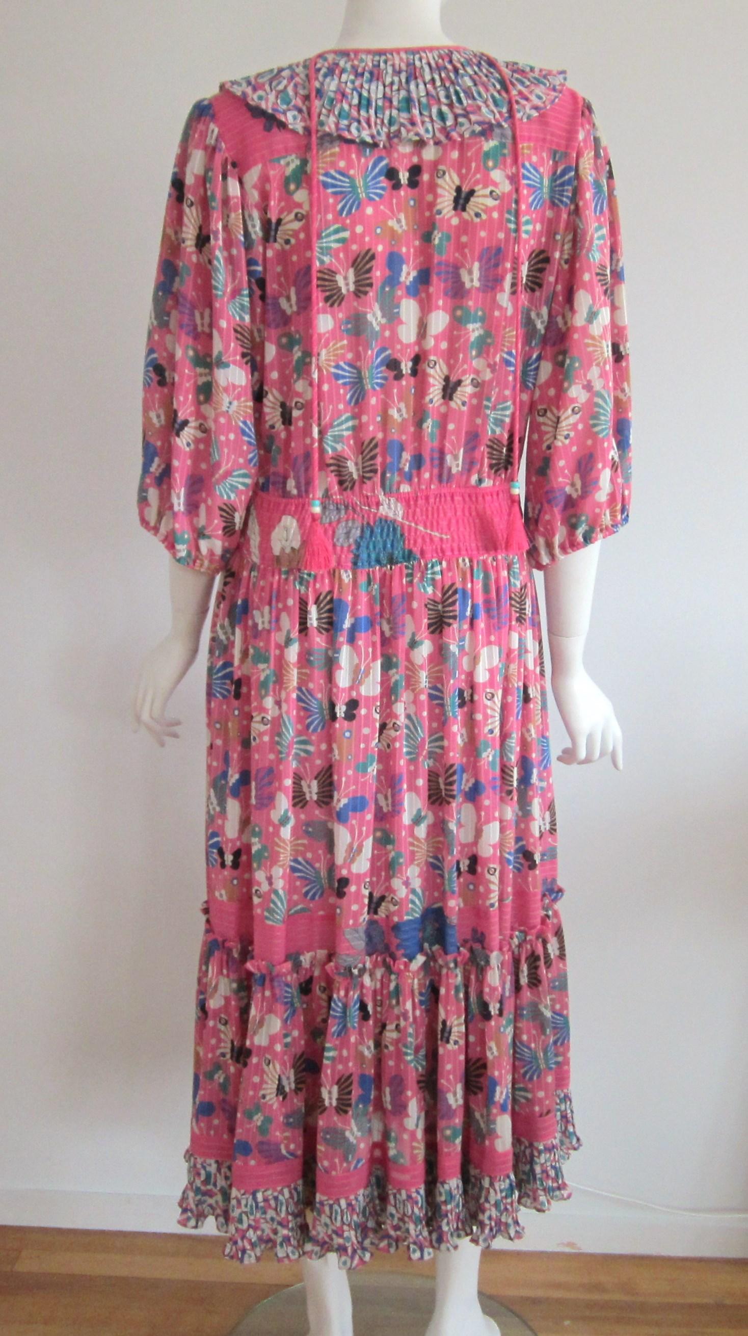 Diane Fres geraffte Schmetterling Georgette geblümtes rosa Kleid 1980er im Angebot 1