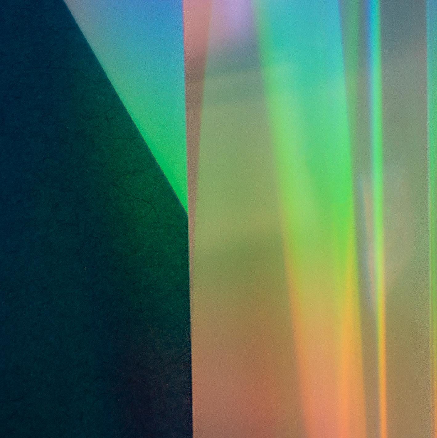 Leuchtend Echo II: abstrakte Licht- und Farbfotografie mit Silber, Blau, Rot und Grün (Abstrakt), Photograph, von Diane Lachman