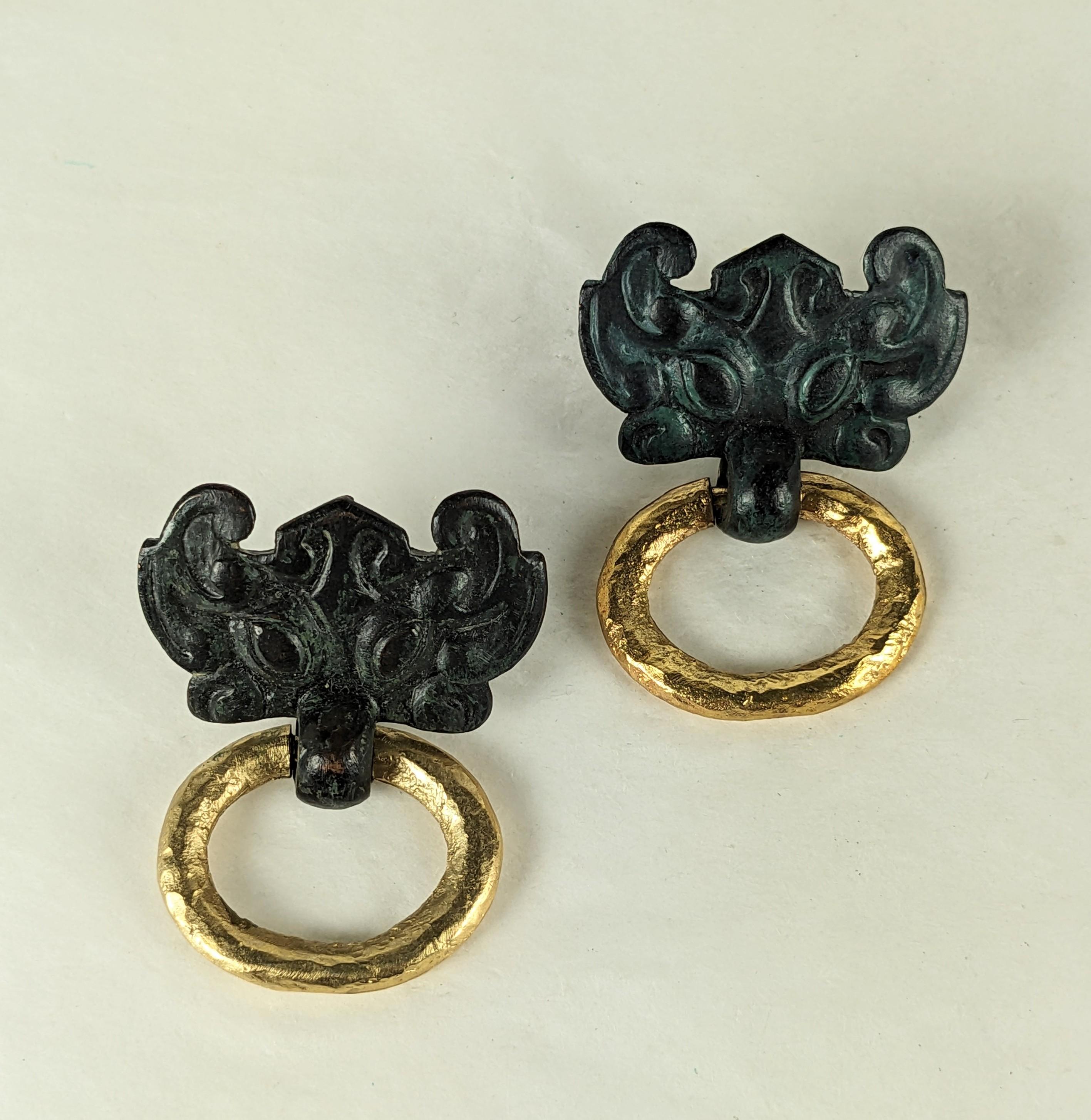 Diane Love pour Trifari Boucles d'oreilles clip à motif chinois ancien avec des chauves-souris en finition bronze et des gouttes à maillons en or martelé.  1.75