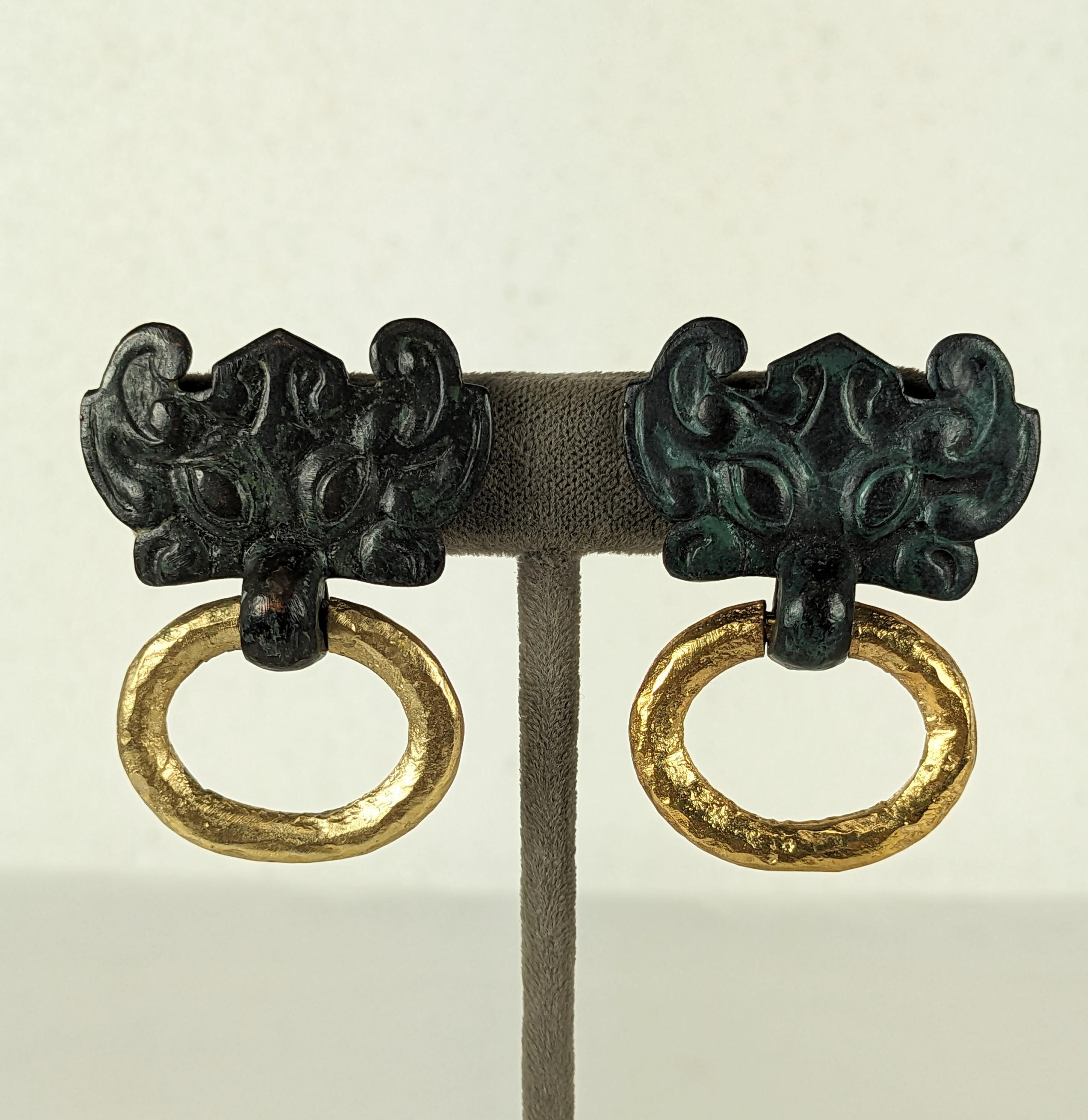 Diane Love for Trifari Boucles d'oreilles à motifs chinois anciens Excellent état - En vente à New York, NY