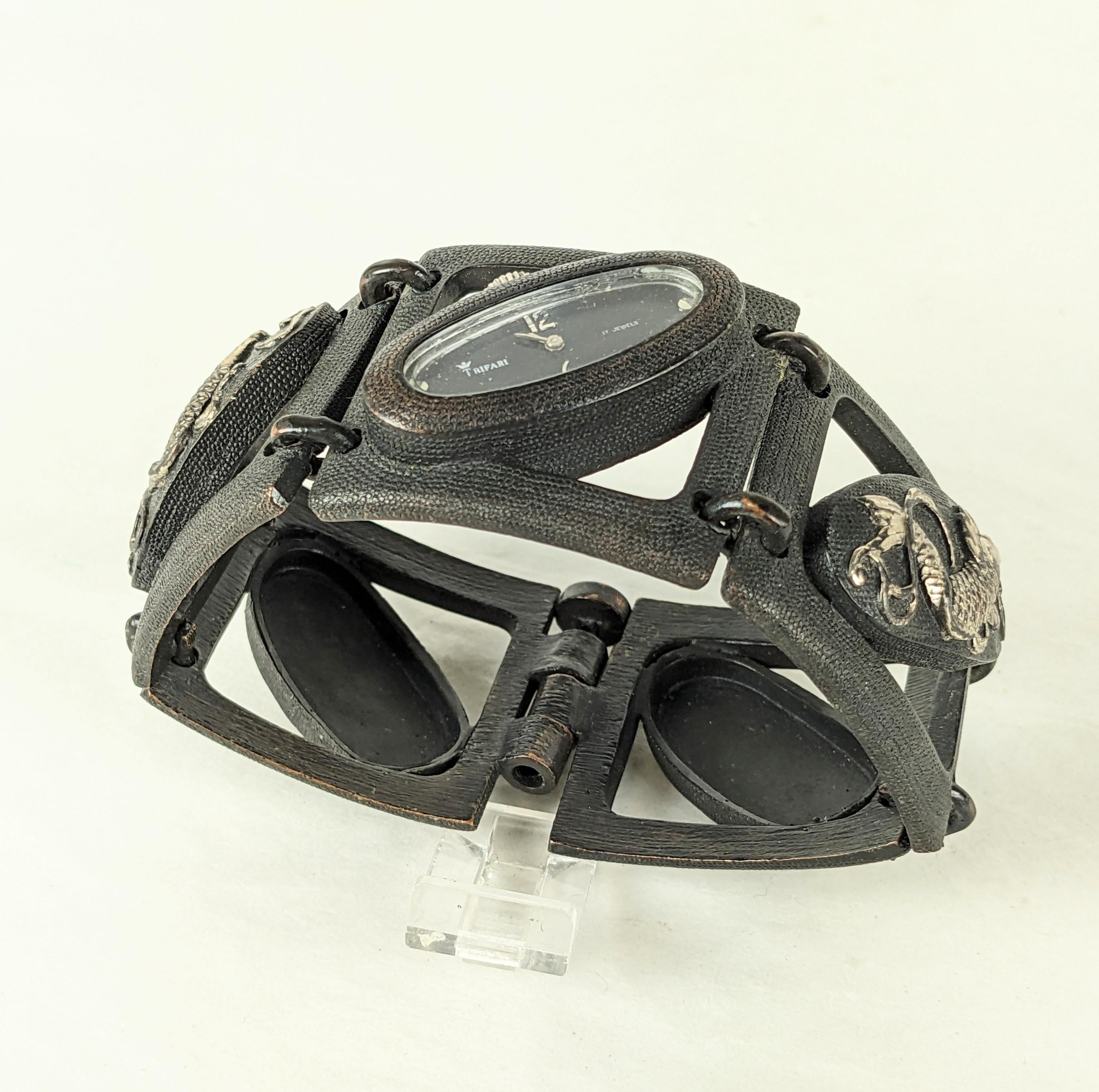 Très rare montre bracelet Diane Love for Trifari de style Shakudo des années 1970. Designs/One en métal mixte Shakudo sur métal finition bronze noirci. La montre fonctionne, 7