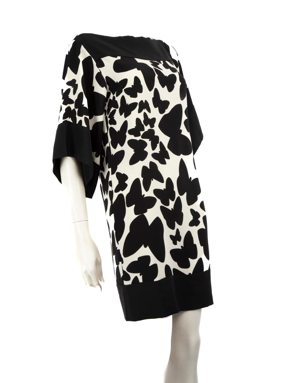 CONDIZIONE: molto buona. L'abito non presenta quasi nessun segno di usura visibile su questo articolo usato di rivendita della stilista Diane von Furstenberg.
 Dettagli
 Multicolore: Black e Whiting
 Seta
 Abito
 Lunghezza al ginocchio
 Maniche