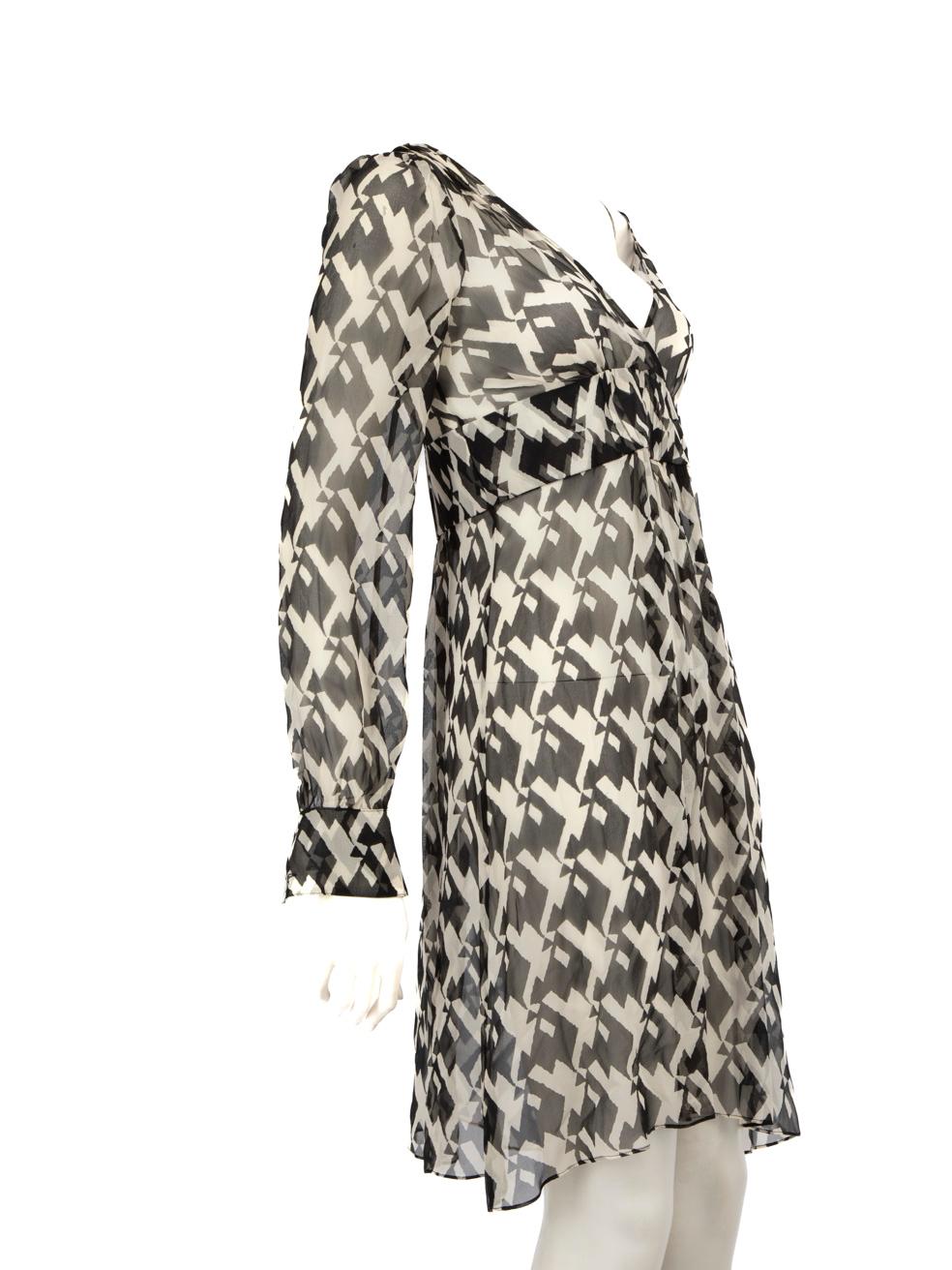 L'ÉTAT est très bon. L'usure minimale de la robe est évidente, il y a des tiraillements à l'armure sur l'épaule gauche et le dos de la robe près de l'ourlet sur cet article de revente de designer Diane Von Furstenberg