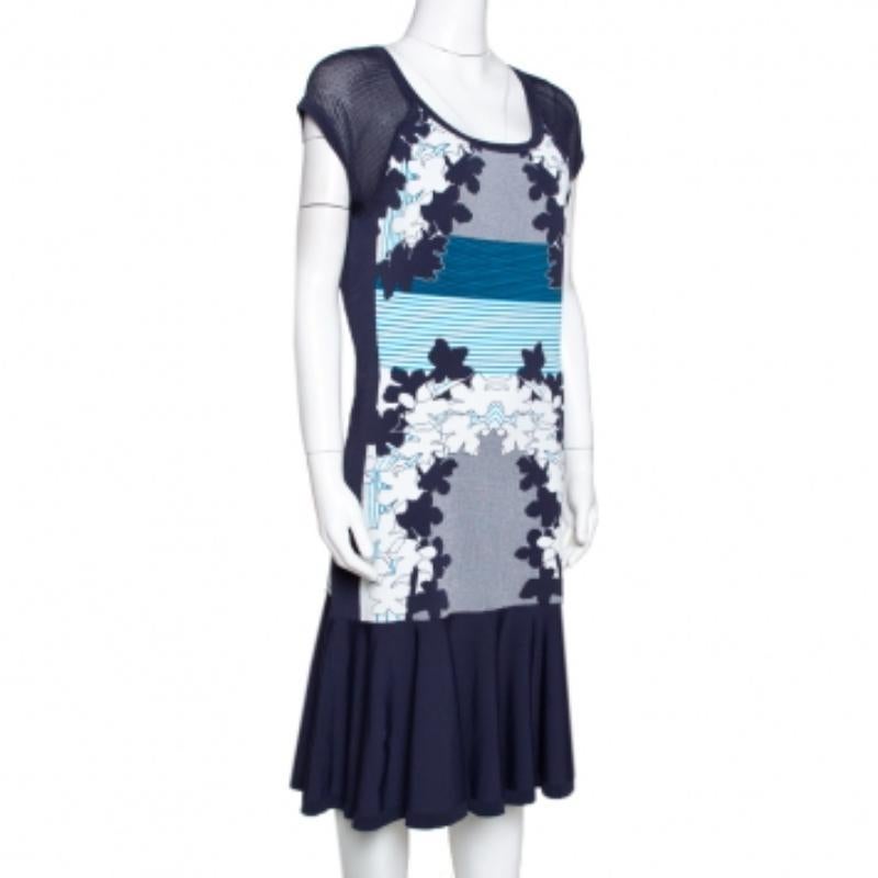 Das Jalen Kleid von Diane Von Furstenberg ist ideal für formelle Anlässe. Es ist aus hochwertigen MATERIALEN gefertigt und in einem schönen Marine- und Elfenbeinton gehalten. Es hat kurze Ärmel, einen ausgestellten Saum, einen einfachen