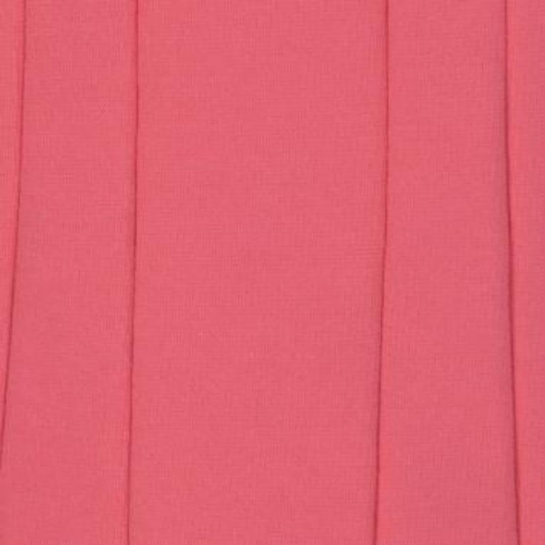 Dieses mühelos elegante und schicke Kleid von Diane Von Furstenberg Yazmine kann je nach Anlass aufgetakelt oder minimalistisch schick gehalten werden. Das kurzärmelige Kleid aus orangefarbenem Stoff hat einen schlichten Rundhalsausschnitt mit