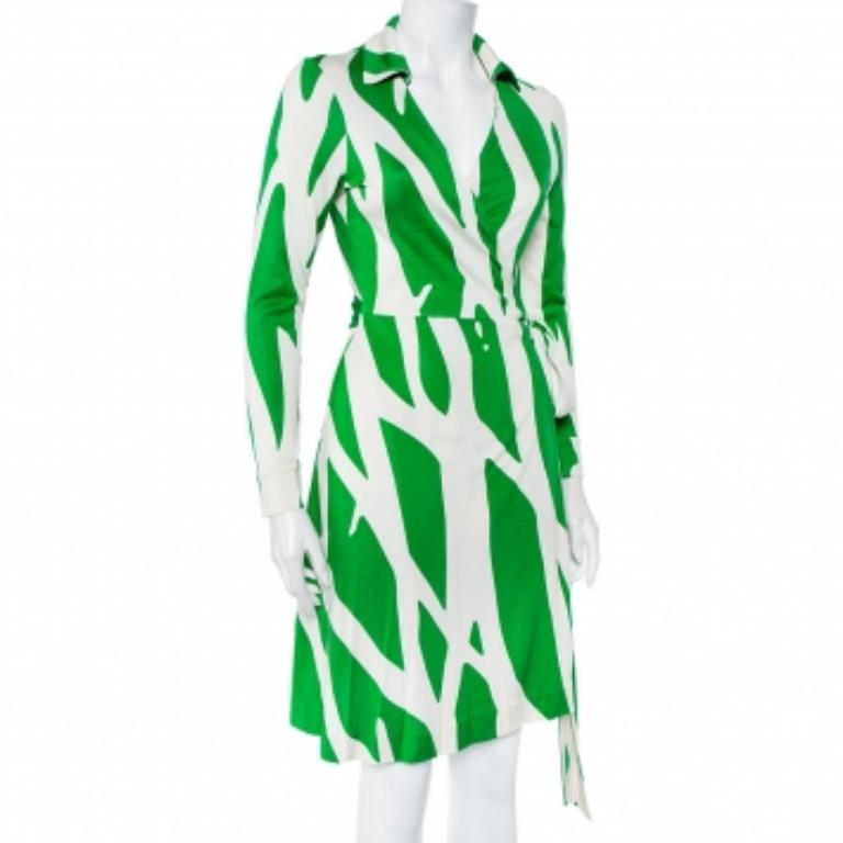 Parfaite pour toutes les saisons, cette robe Diane von Furstenberg vous apportera une mise à jour luxueuse. Coupée dans des matières de qualité, cette robe présente un joli imprimé dans les tons beige et vert. Une simple ceinture à nouer vient