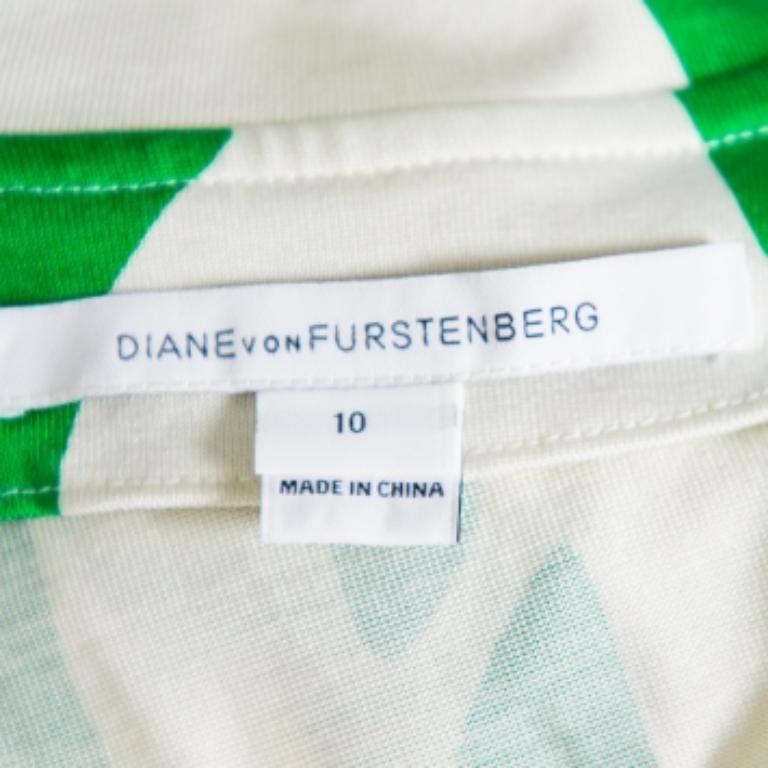 Diane Von Furstenberg - Mini robe portefeuille à col en maille de soie imprimée beige et verte L Bon état à Dubai, Al Qouz 2