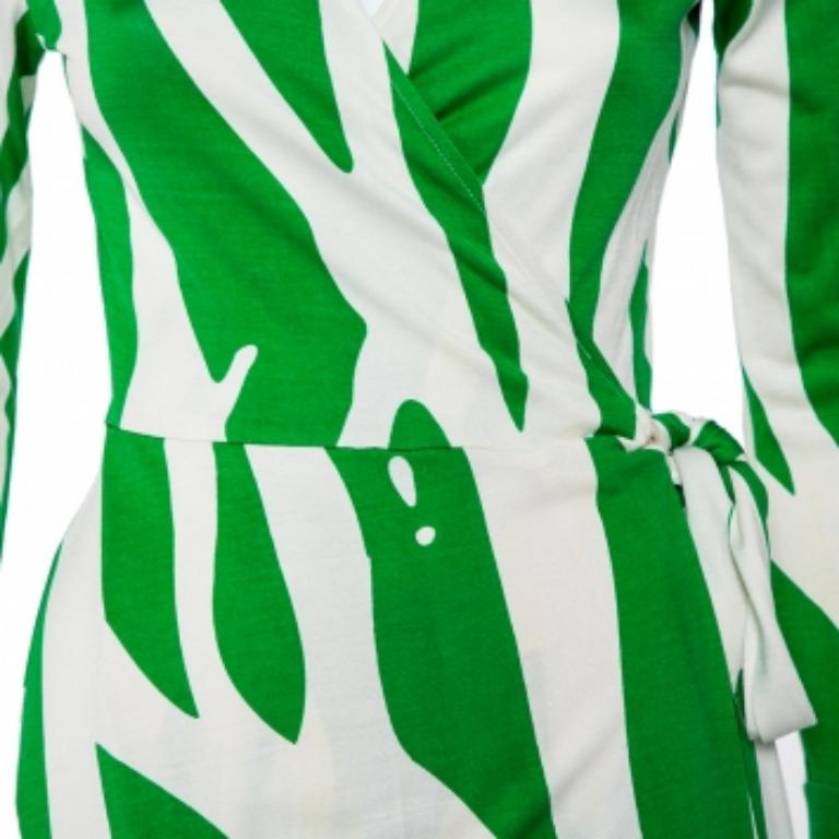 Diane Von Furstenberg - Mini robe portefeuille à col en maille de soie imprimée beige et verte L 1