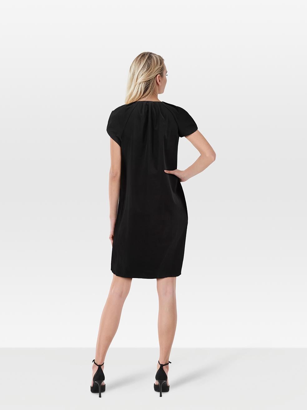 L'ÉTAT est très bon. L'usure de la robe est minime. Décoloration à l'intérieur. Pluck à la sur le devant droite sur ce Diane Von Furstenberg designer occasion article de revente. Les décolorations peuvent nécessiter un lavage délicat à la main,