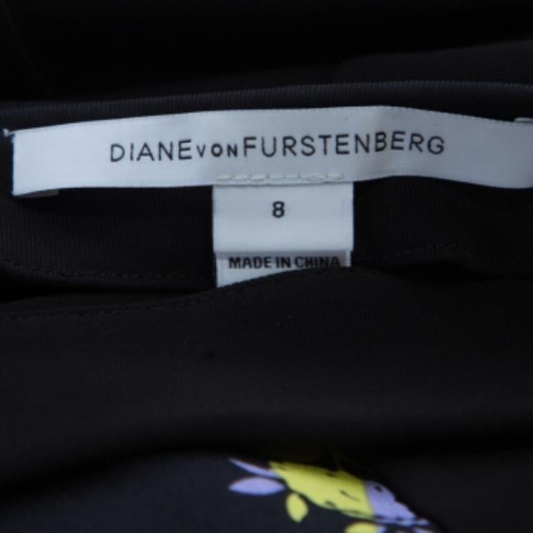 Fai una dichiarazione di stile con questo delizioso abito a portafoglio della casa di Diane von Furstenberg. Realizzato in tessuto misto, non è secondo a nessuno. Questo abito a portafoglio ha una gonna a stampa floreale, un corpetto nero e maniche