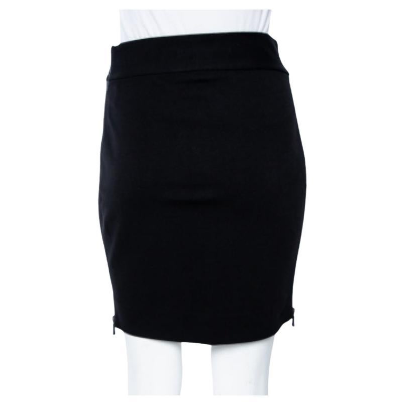 Cette jupe crayon de Diane von Furstenberg est là pour ajouter du raffinement et de la classe à votre tenue. Il a été confectionné en maille noire et est agrémenté de fermetures éclair sur les côtés. Associez cette jupe chic à vos chemisiers