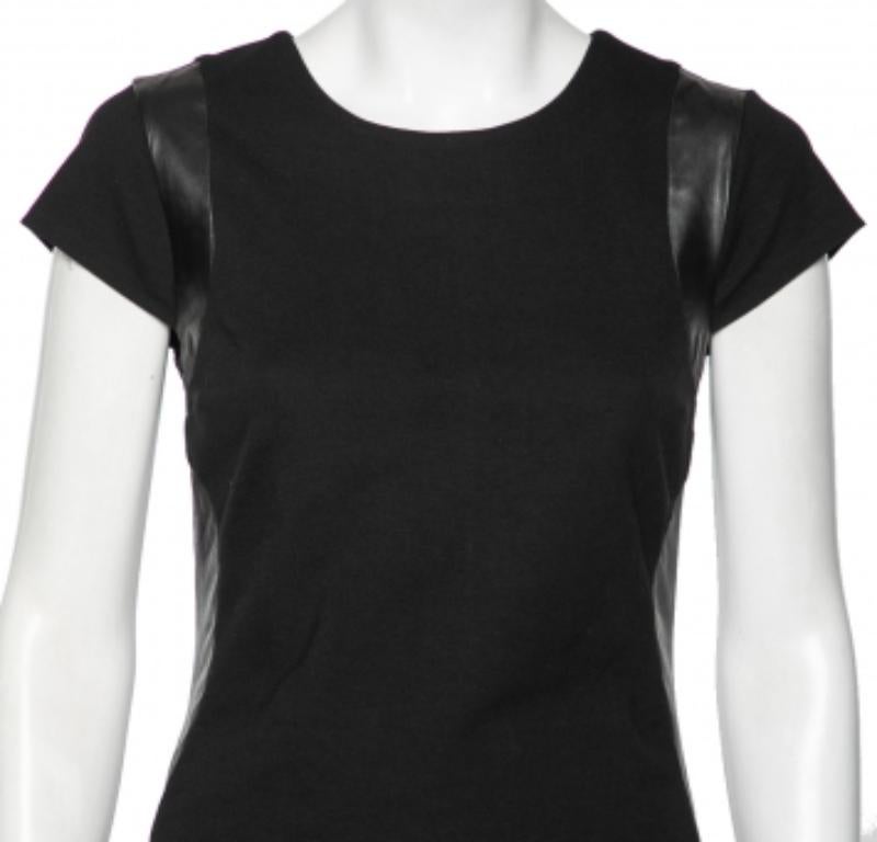 Procedente de la casa Diane von Furstenberg, este vestido sólo te aportará elegancia y porte. Está diseñada con tejido de punto negro, con adornos de piel Pelé que realzan su silueta. Tiene mangas cortas y cierre de cremallera.