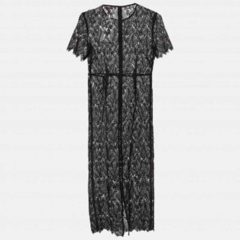 Découvrez les joies d'une confection experte avec cette robe de créateur pour femme. Méticuleusement confectionné, il offre une coupe impeccable et des détails luxueux, garantissant un confort inégalé. Cette magnifique création rehaussera votre