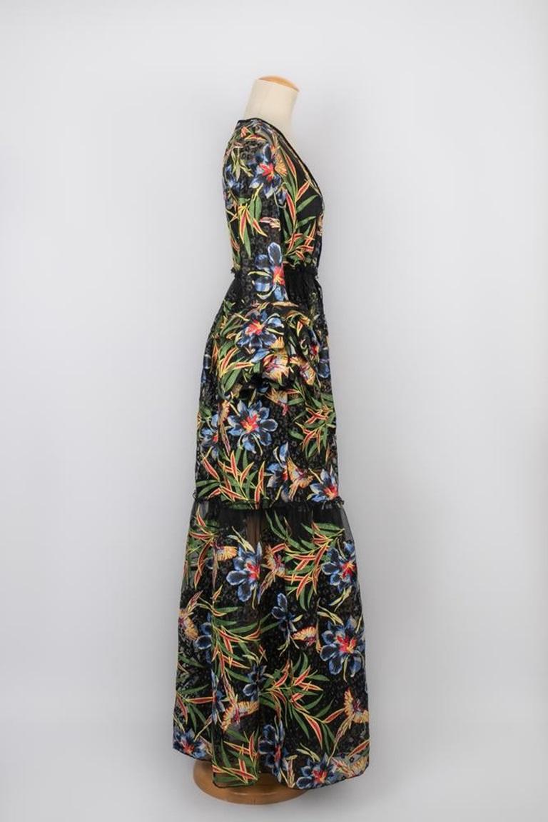 Diane Von Furstenberg - Black nylon indoor coat / dress enhanced with multicolored flowers. Long wide sleeves puffy at the wrists. Size 2. 2018-2019 Fall-Winter Collection.

Additional information:
Condition: Very good condition
Dimensions: Shoulder