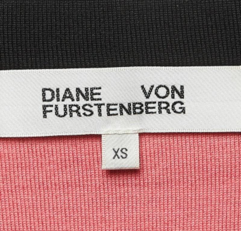 Diane von Furstenberg - Gonna a tubino in maglia con motivi a labbra rosa e nero XS In condizioni ottime in vendita a Dubai, Al Qouz 2