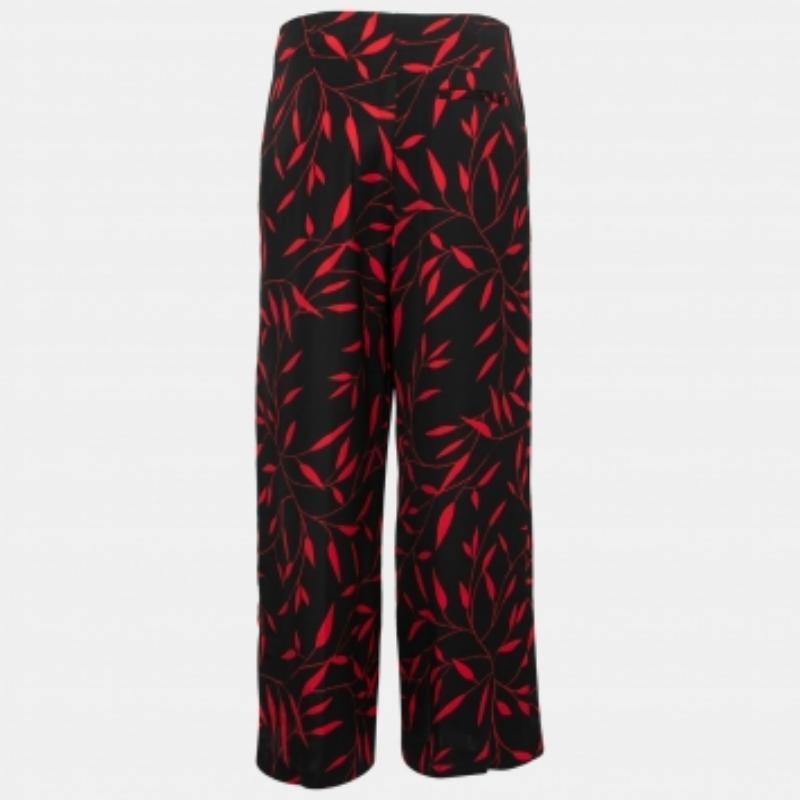Diese umwerfende Hose von Diane von Furstenberg ist ein Muss für jeden Kleiderschrank. Sie sind aus rot-schwarz bedrucktem Stretch-Crêpe-Stoff in einer weiten Bein-Silhouette geschneidert. Sie sind mit Haken zum Verschließen ausgestattet und