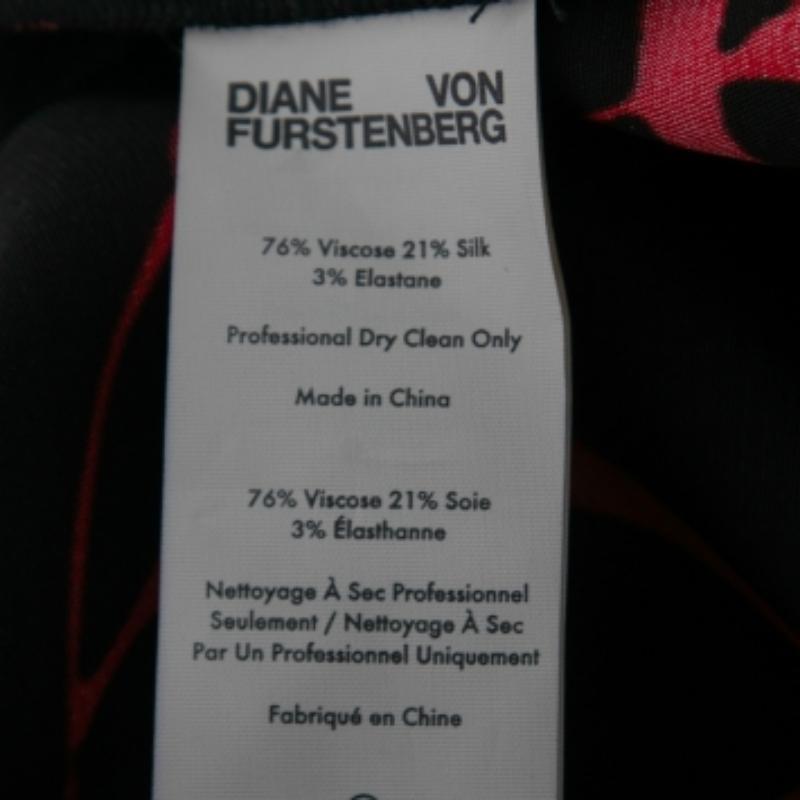 Diane von Furstenberg Schwarz & Rot Bedruckte Stretch-Crepe-Hose mit weitem Bein M im Zustand „Gut“ im Angebot in Dubai, Al Qouz 2