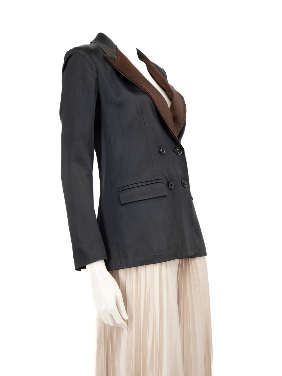 L'ÉTAT est bon. Le blazer présente une légère usure. Légers signes d'usure sur l'ensemble du tissu avec de multiples tractions sur le tissage et des marques de décoloration observées sur cet article de revente d'occasion du designer Diane Von