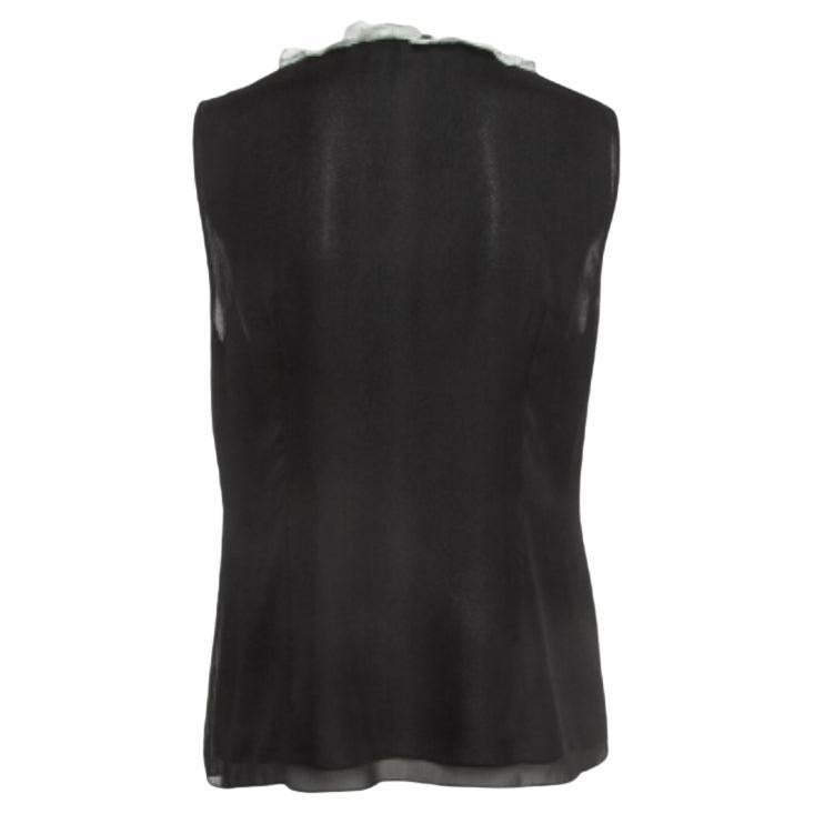 Il top di Diane von Furstenberg emana un'eleganza senza tempo. Realizzato in lussuosa seta, presenta delicati dettagli a volant che aggiungono un tocco femminile. La classica tonalità nera ne esalta la versatilità, rendendola una scelta sofisticata