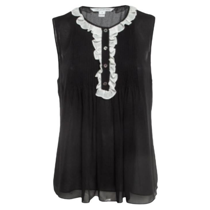 Diane von Furstenberg Top in seta nera con dettaglio volant M. in vendita