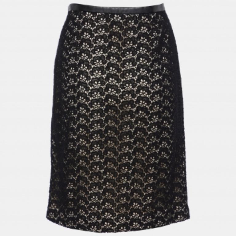 Dieser schöne Rock ist aus feinem Stoff genäht. Der bequeme Designer-Rock hat eine schmeichelhafte Silhouette. Kombinieren Sie es mit einem einfachen Oberteil und Riemchenschuhen für einen schicken Look.