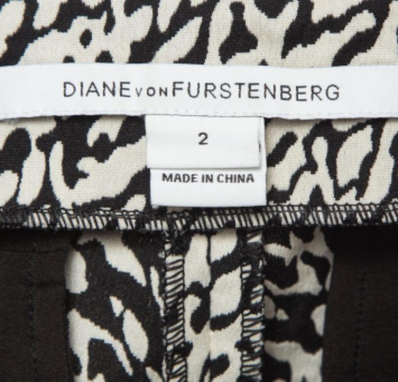 Le pantalon DVF est un gage de sophistication. Méticuleusement taillé dans du coton, ce pantalon illustre un savoir-faire impeccable, offrant un style classe et le plus grand confort pour votre élégance de tous les jours.