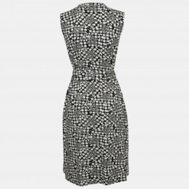 Das Wickelkleid von Diane Von Furstenberg ist ein ikonisches und zeitloses Modestück. Dieses Kleid ist für seine schmeichelhafte Silhouette und seinen vielseitigen Stil bekannt und zeichnet sich durch sein charakteristisches Wickelmuster aus, das
