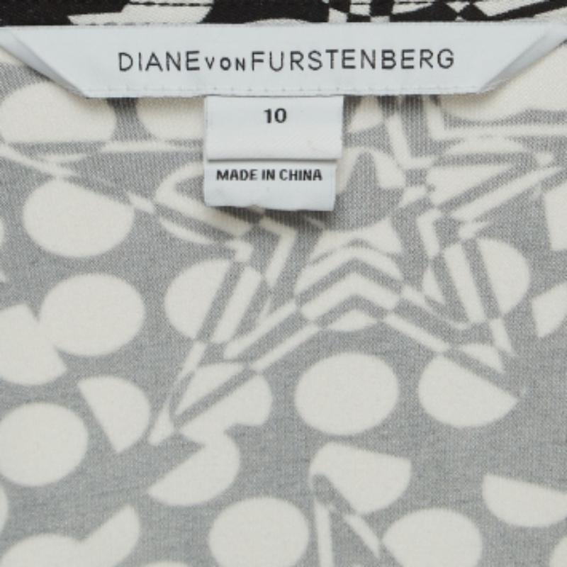Diane von Furstenberg Schwarz/Weiß Geometrischer Druck Jersey Midi-Wickelkleid L im Zustand „Hervorragend“ im Angebot in Dubai, Al Qouz 2