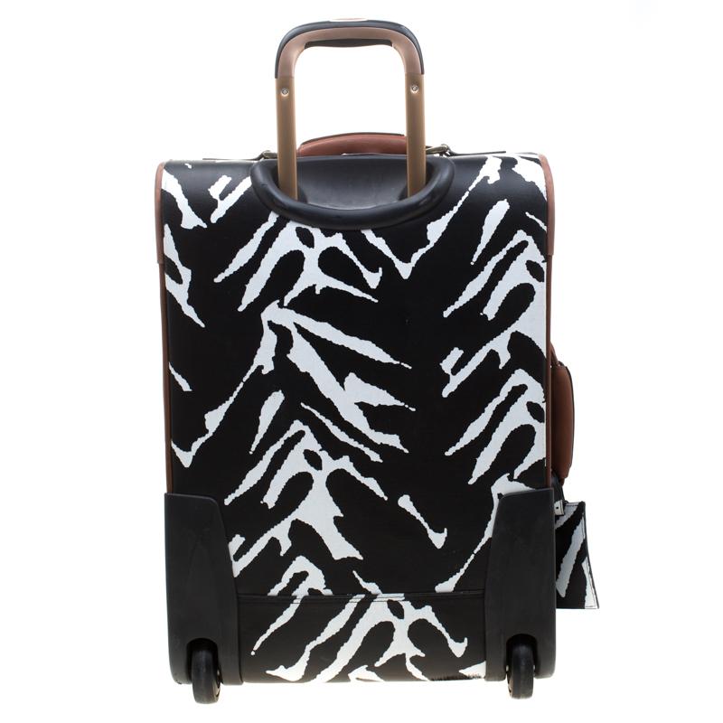 This Diane Von Furstenberg suitcase has been crafted from black and white coated canvas while the spacious interior is lined with fabric. Equipped with a zip pocket at the front, a top handle, two wheels and a trolley handle, this luggage bag is