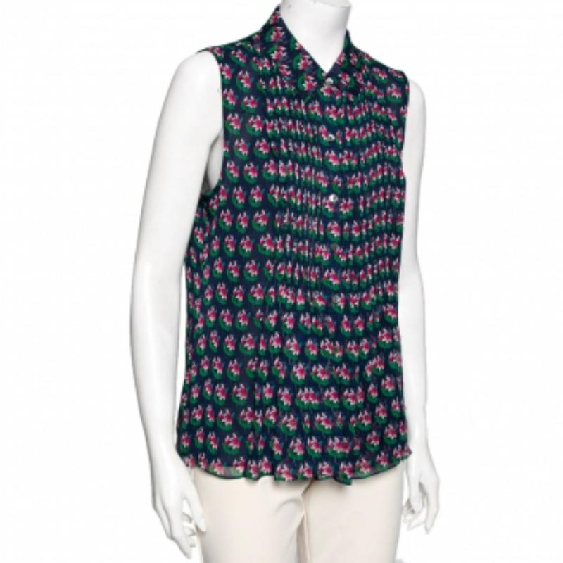 Presentato da Diane von Furstenberg, questo top è tutto ciò che ti serve per sfoggiare uno stile elegante e chic. È stato disegnato utilizzando un tessuto di seta blu con stampa floreale, con formazioni a pieghe che aumentano la parte anteriore.