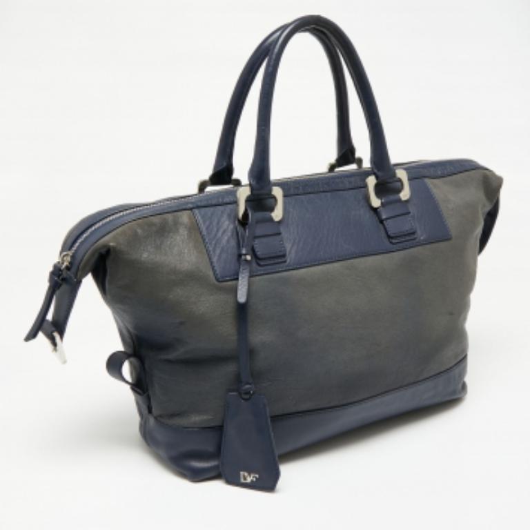 Diese Diane Von Furstenberg Schultertasche bietet die perfekte Kombination aus Stil und Komfort. Das aus Leder gefertigte Design ist mit zwei Henkeln, silberfarbenen Beschlägen und einem stoffgefütterten Innenraum ausgestattet.
