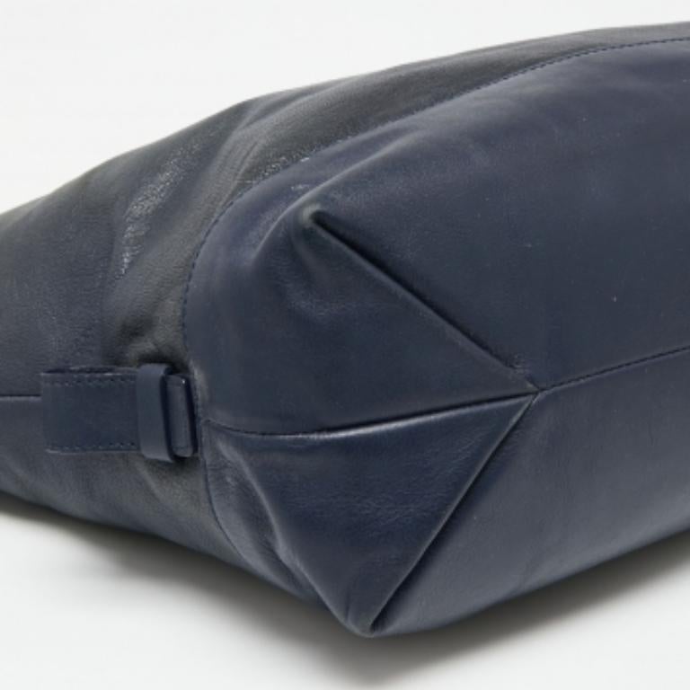 Diane von Furstenberg Blaue Leder Schultertasche im Zustand „Gut“ im Angebot in Dubai, Al Qouz 2