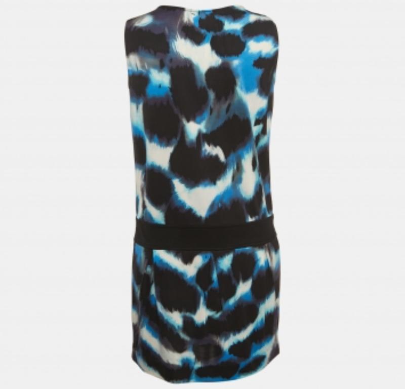 Eleganza quotidiana con questo splendido abito. Impeccabilmente tagliato su misura per un'ottima vestibilità, offre un comfort eccezionale con materiali di prima qualità. Versatile e senza tempo, questo abito si adatta senza sforzo a qualsiasi