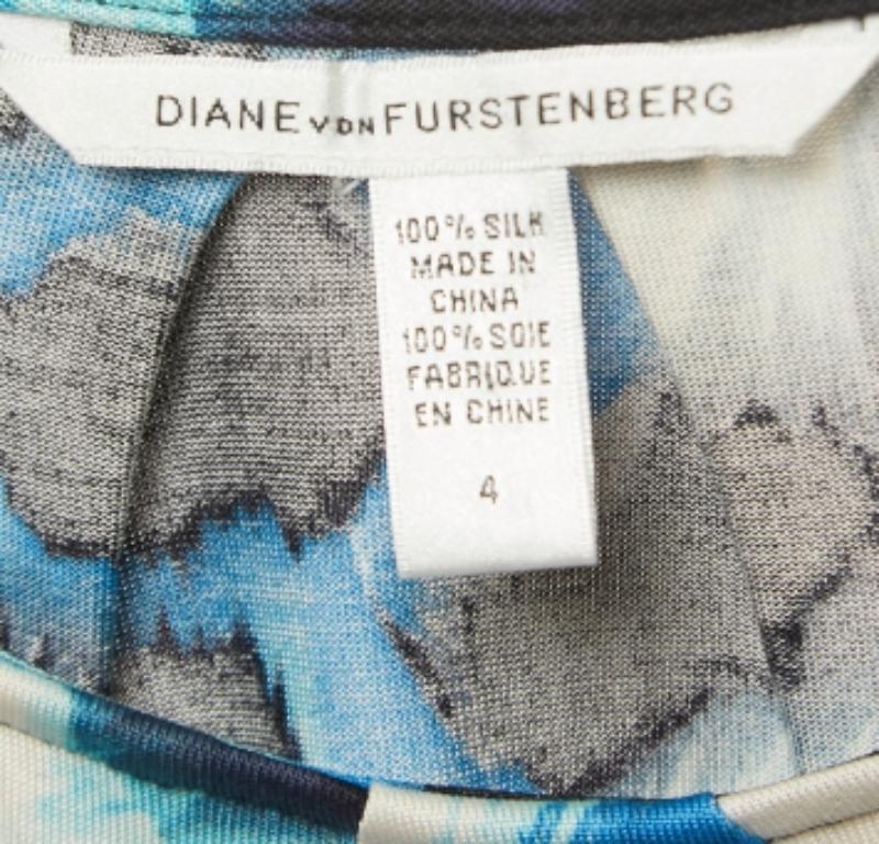 Mini abito senza maniche in maglia di seta con stampa blu di Diane von Furstenberg S In condizioni buone in vendita a Dubai, Al Qouz 2