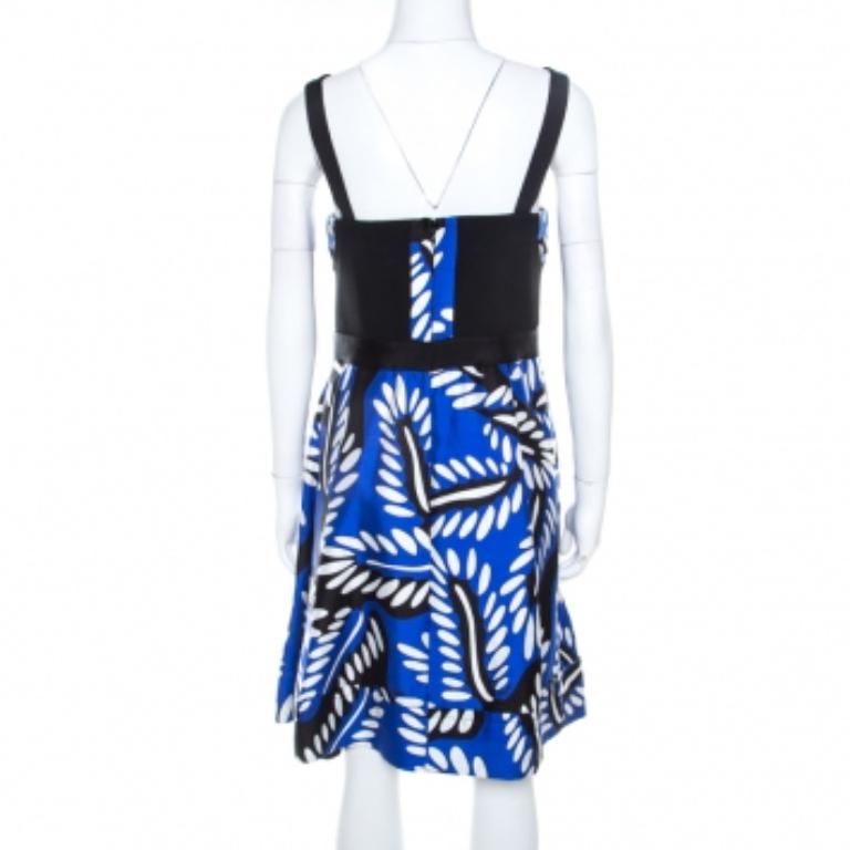 Este conjunto de Diane von Furstenberg, una de las marcas más admiradas de la industria de la moda, es una pieza atemporal que debes poseer. Un vestido azul clásico como éste puede combinarse sin esfuerzo con algunas piezas llamativas. Pinta tu