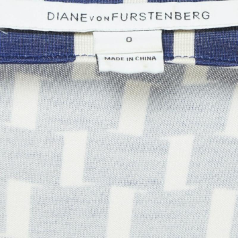 Diane von Furstenberg Bleu Robe portefeuille en jersey de soie imprimé XS Bon état - En vente à Dubai, Al Qouz 2