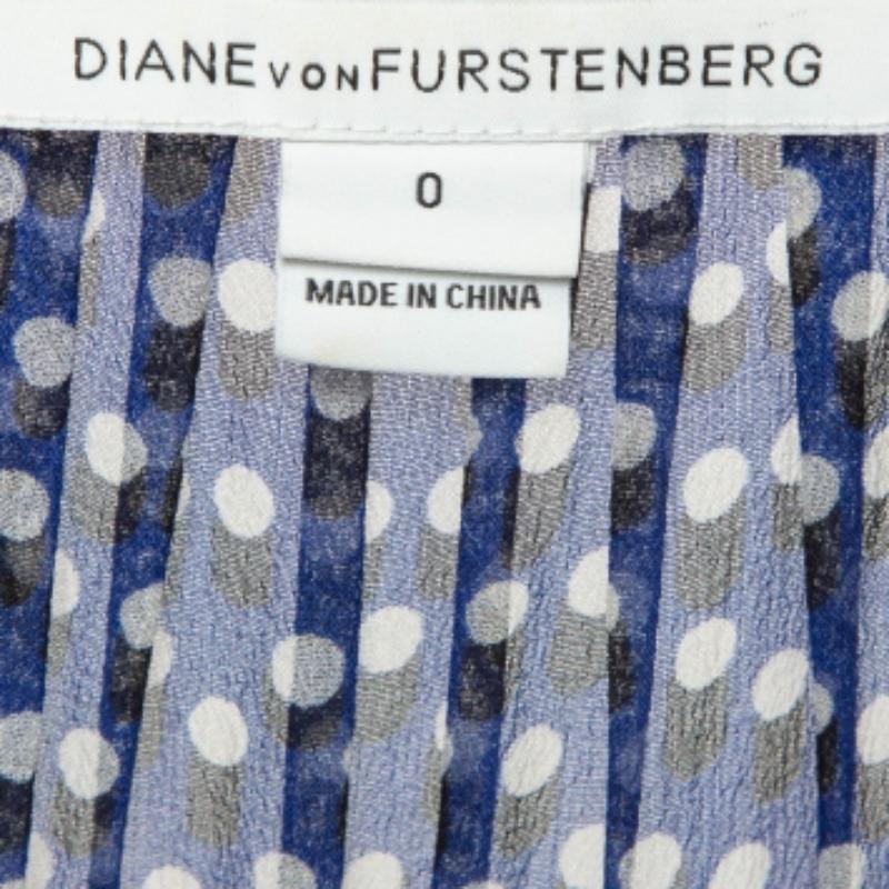 Convertido sin esfuerzo en un diseño chic, este vestido de Diane von Furstenberg es fácil de llevar y fácil de accesorizar. Confeccionado a medida, este vestido será sin duda uno de tus favoritos temporada tras temporada.