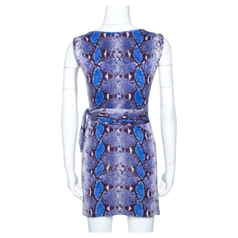 Dieses stilvolle Kleid aus dem Hause Diane Von Furstenberg besticht durch sein brillantes Design, das es zu einem Must-Have in Ihrem Kleiderschrank macht. Dieses ärmellose blaue Kleid ist aus 100 % Seide gefertigt und mit einem Python-Print