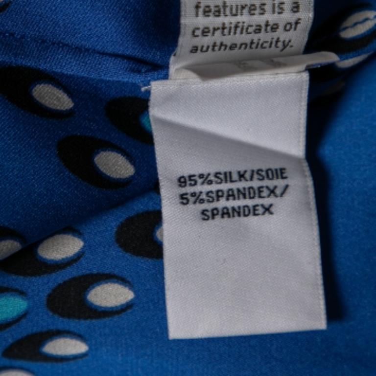 Diane von Furstenberg Blaue Seide Maggy Chevron Dots Bedrucktes Top M im Zustand „Gut“ im Angebot in Dubai, Al Qouz 2