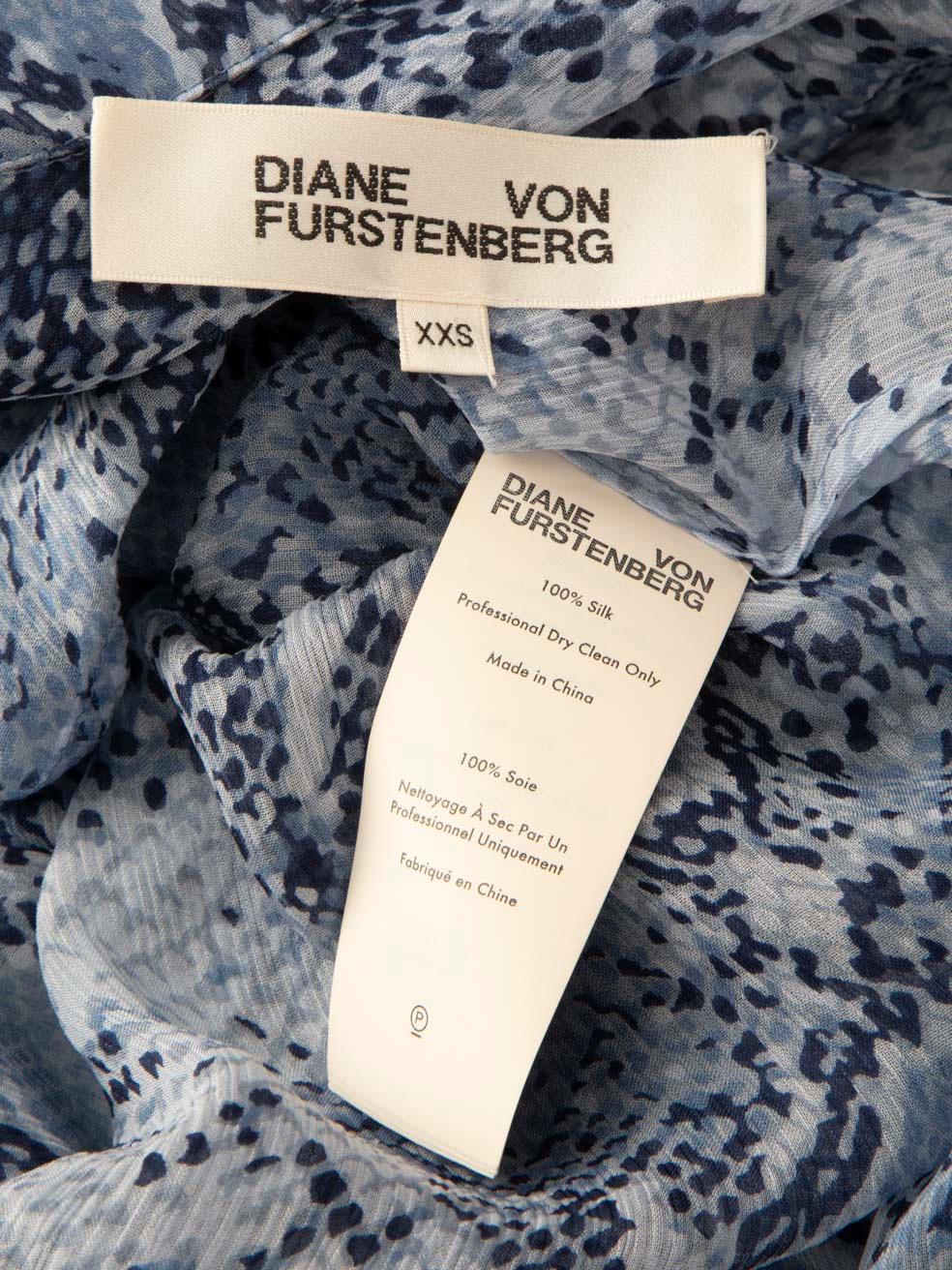 Diane von Furstenberg - Camicia con stampa serpente in seta blu - taglia XXS in vendita 3