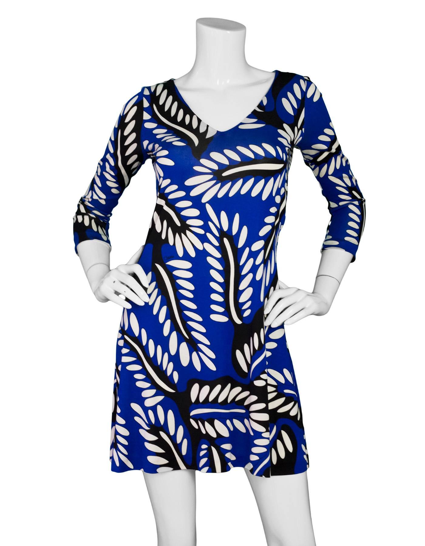 Diane von Furstenberg Blue, Black & White Silk Print Dress Sz 0

Made In: China
Color: Blue, black, white
Composition: 100% Silk
Lining: None
Closure/Opening: Pull over
Exterior Pockets: None
Overall Condition: Excellent pre-owned condition
Marked