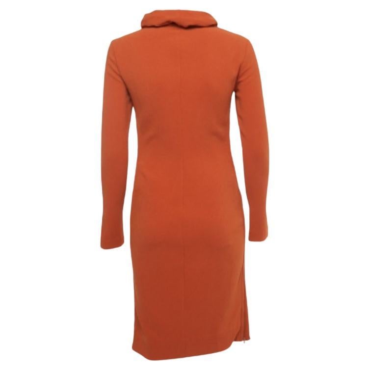 Entra in un'eleganza senza tempo con questo abito di DVF. Realizzato con cura meticolosa, incarna grazia e raffinatezza e rappresenta la scelta perfetta per chi è alla ricerca di una squisita aggiunta al proprio guardaroba.