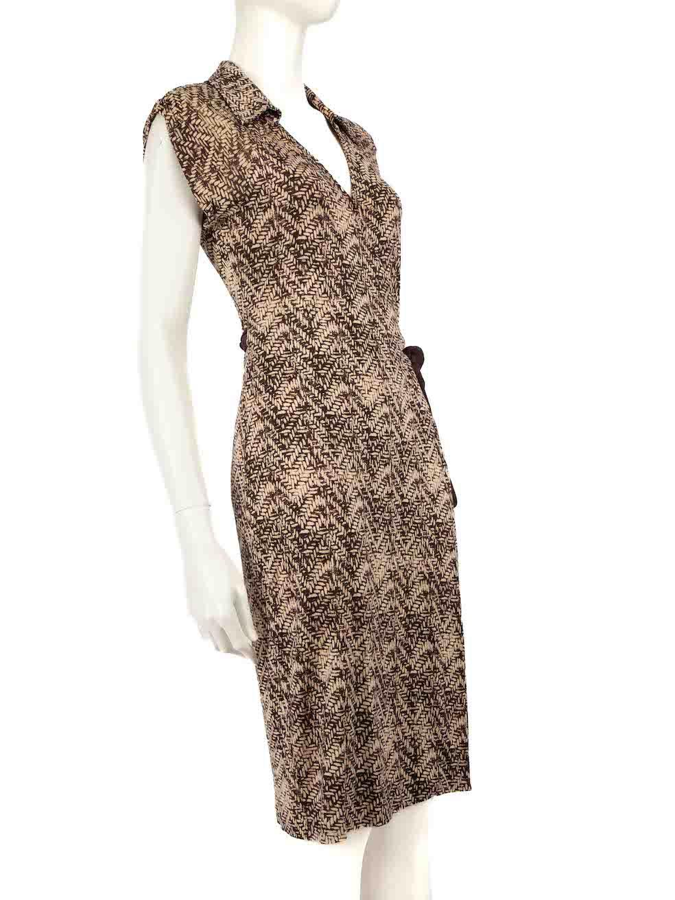 L'ÉTAT est très bon. Cet article de revente d'occasion de Diane Von Furstenberg ne présente pratiquement aucune trace d'usure visible sur la robe.
 
 
 
 Détails
 
 
 Marron
 
 Soie
 
 Robe portefeuille
 
 Longueur au genou
 
 Manches courtes
 

