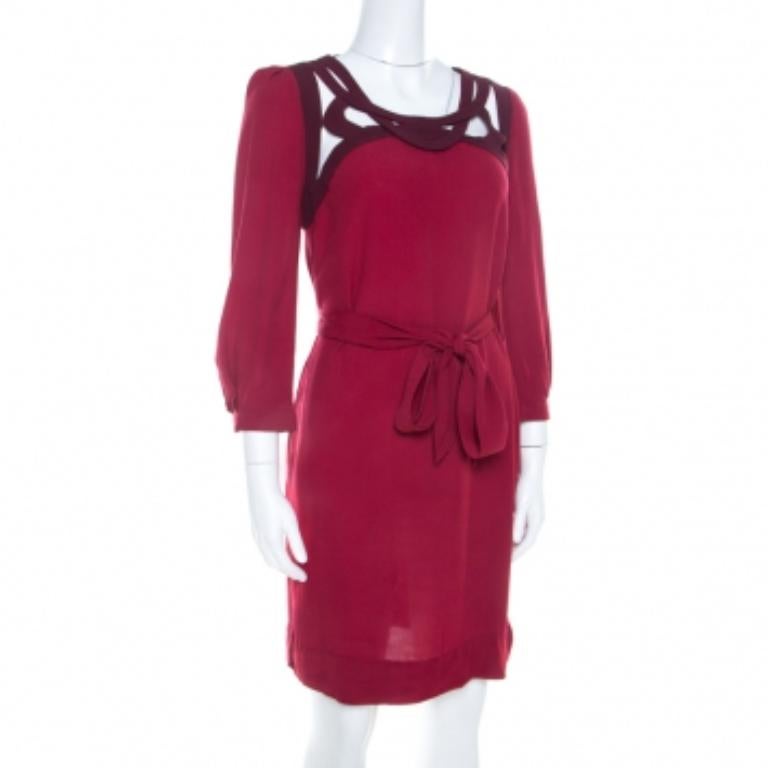 Oubliez les tenues normales et optez pour un style plus affirmé avec cette robe Diane Von Furstenberg. Fabriqué en tissu mélangé, il confère un grand style et une finition élégante. Cette jolie robe bordeaux est une excellente pièce pour vos