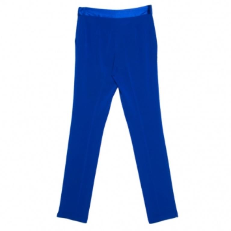 Questi pantaloni di Diane von Furstenberg sono un vero esempio di comfort abbinato alla moda. I pantaloni blu sono caratterizzati da una silhouette elegante e da una fascia in vita a contrasto. Acquistali oggi stesso e preparati a ricevere molti