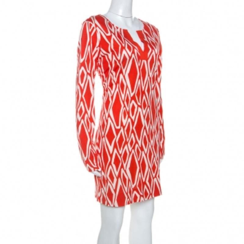 Dieses schlichte und raffinierte Kleid von Diane von Furstenberg ist perfekt für einen minimalistischen Stil! Die korallenrote Kreation besteht aus 100 % Seide und ist über und über mit Ikat-Prints versehen. Es zeichnet sich durch eine bequeme