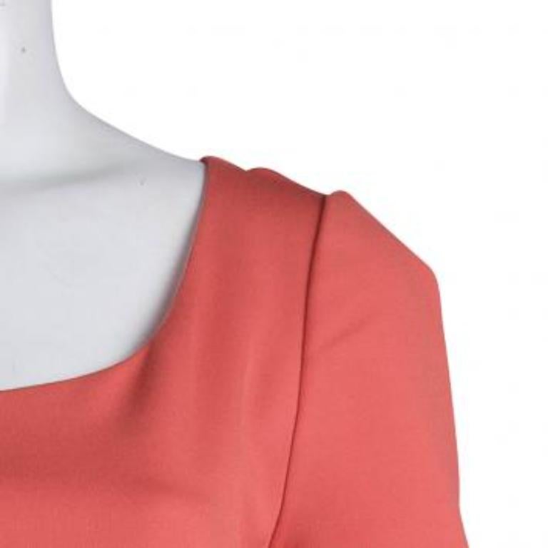 Diane von Furstenberg Koralle Rotes gerafftes Bevina-Kleid aus Stretch-Kurzgeflecht L im Zustand „Gut“ im Angebot in Dubai, Al Qouz 2