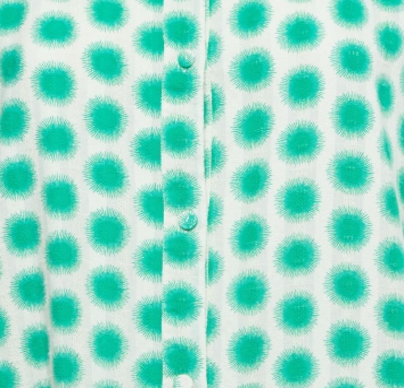 Prova la gioia di una sartoria esperta con questo abito firmato da donna. Realizzato meticolosamente, offre una vestibilità impeccabile e dettagli di lusso, assicurando un comfort impareggiabile. Il suo design classico lo rende adatto a qualsiasi
