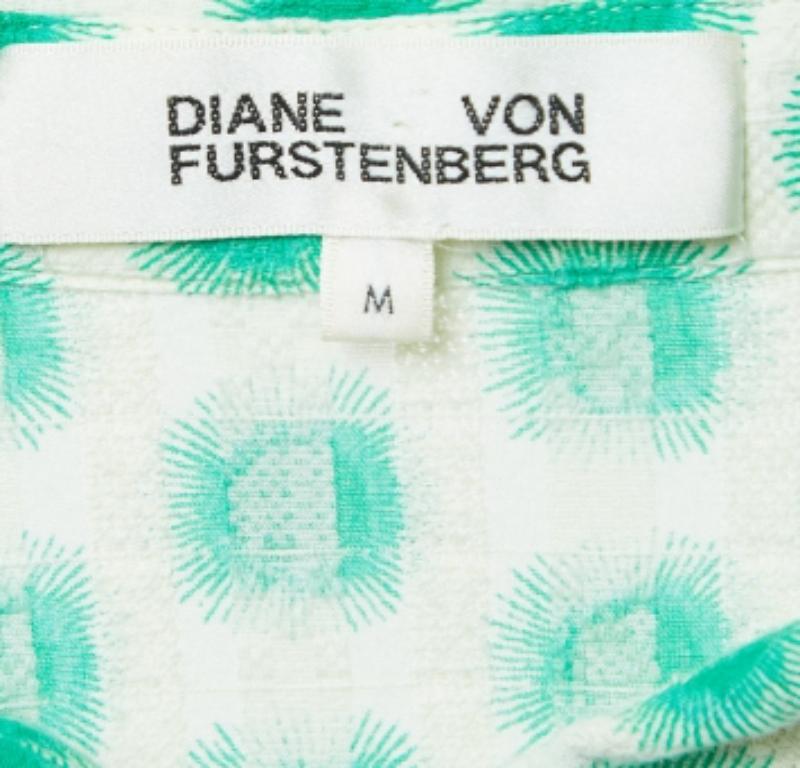 Diane von Furstenberg - Mini abito in cotone stampato in crema e verde con bottoni davanti M. In condizioni buone in vendita a Dubai, Al Qouz 2